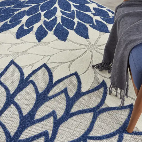 8' Ivory And Blue Round Indoor Outdoor Area Rug Photo 9