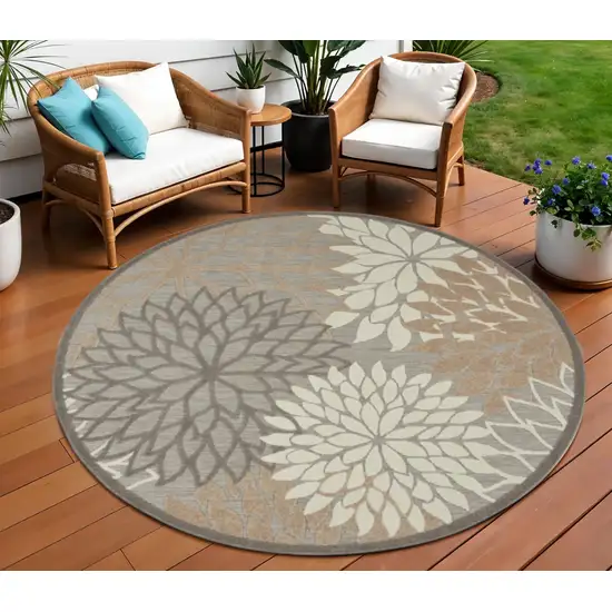 8' Gray And Ivory Round Indoor Outdoor Area Rug Photo 2